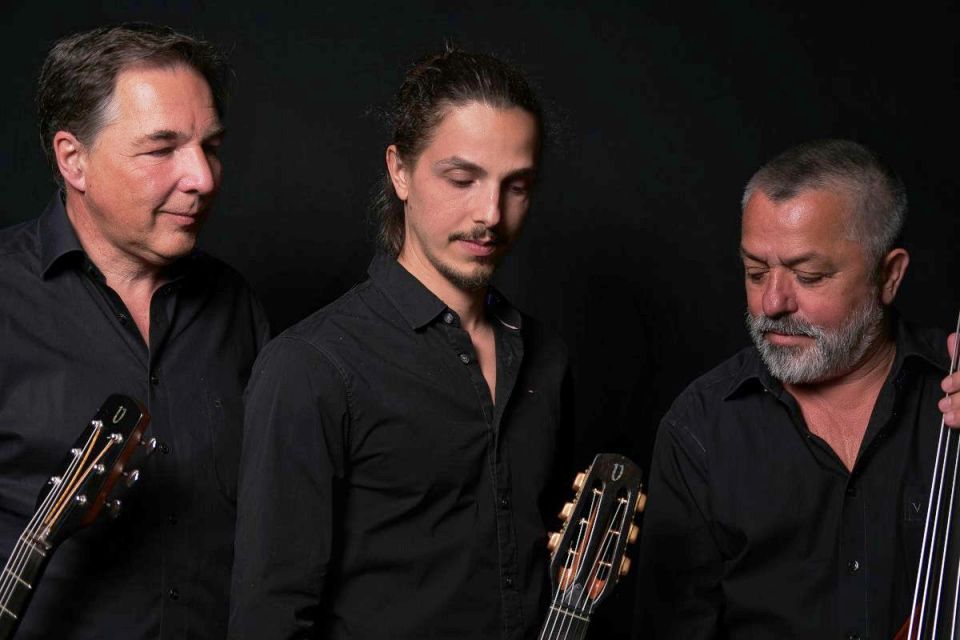 Foto mit Martin Spitzer - guitar, Julian Eggenhofer – guitar, Joschi Schneeberger – bass (Foto: © Ricardo Corleone)