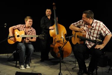 Fotogalerie - Diknu Schneeberger Trio - Die Brücke in Graz - 9.7.2010